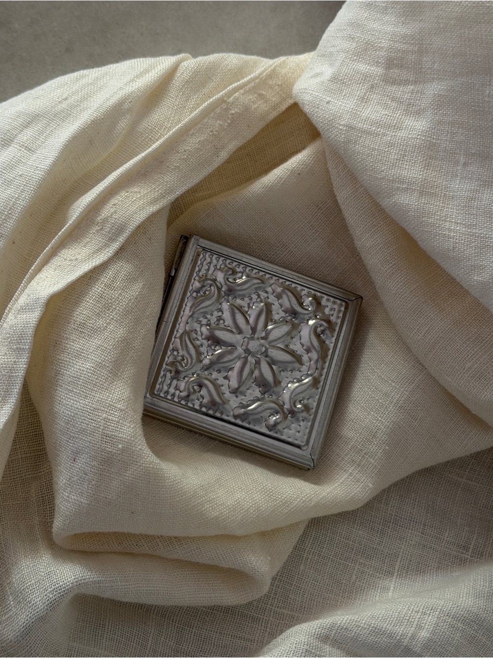 Ornate Silver-Tone Compact Mirror - Picture 2 of 4